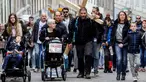 Seorang pria asal Kroasia, Sasa Pavlic tiba di ibu kota Zagreb sambil membawa salib, Kamis (5/4). Sasa Pavlic melakukan aksi protes dengan berjalan kaki sejauh 200 kilometer sambil membawa salib kayu seberat 20 kilogram di pundaknya. (AFP PHOTO/STR)