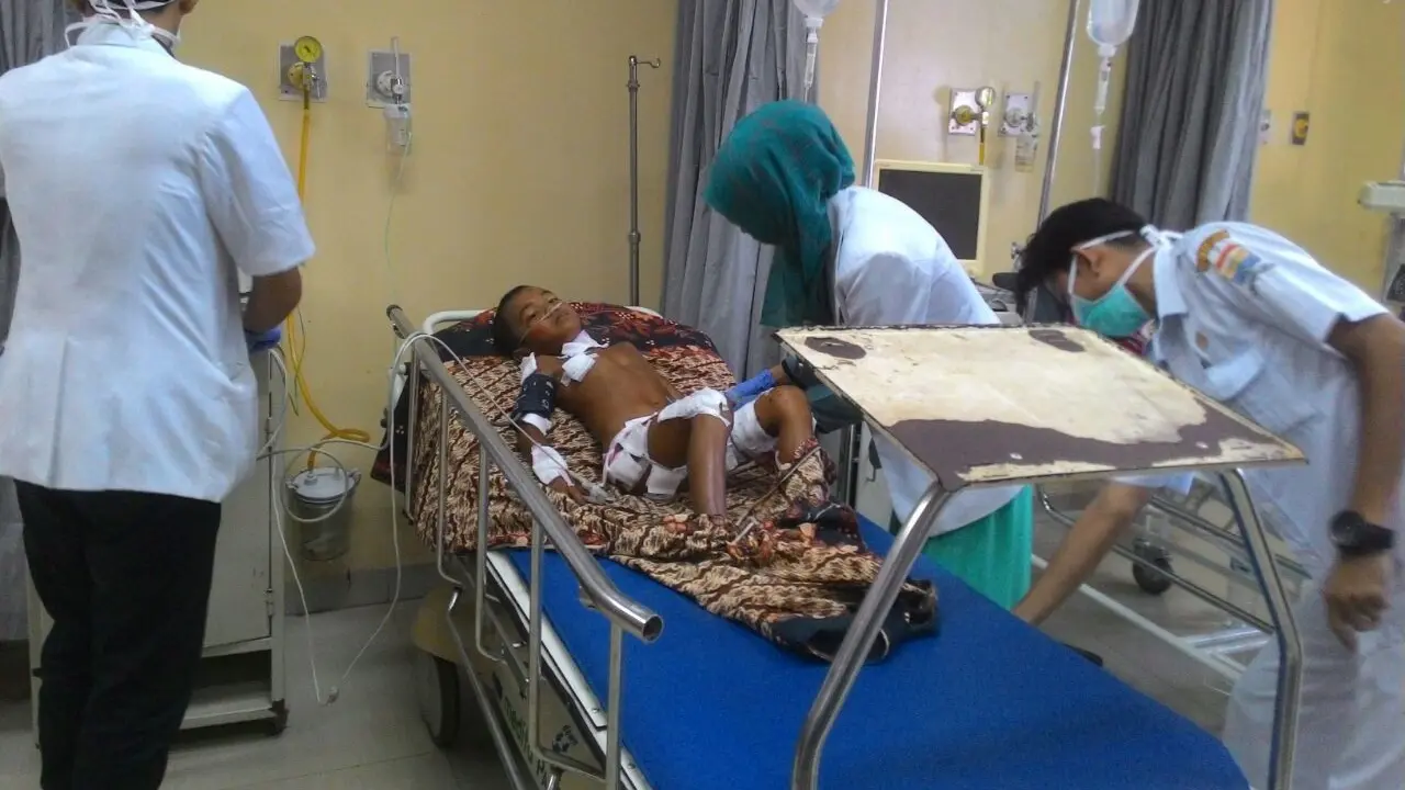 Ridho Saputra, bocah 11 tahun yang menjalani perawatan insentif pasca diserang oleh anjing liar di Palembang
