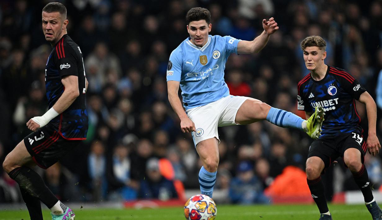 Pemain Manchester City, Julian Alvarez (tengah) berusaha melepaskan tembakan ke gawang FC Copenhagen pada laga leg kedua 16 besar Liga Champions 2023/2024 di Stadion Etihad, Manchester, Inggris, Kamis (07/03/2024). (AFP/Paul Ellis)