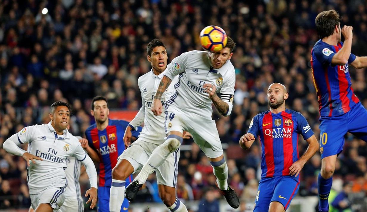 Barcelona bermain 1-1 melawan Real Madrid pada pertandingan lanjutan La Liga, di Stadion Camp Nou, Sabtu (3/12/2016). Bek Los Blancos, Sergio Ramos mencetak gol penyama kedudukan pada menit-menit akhir. (AFP/Pau Barrena)