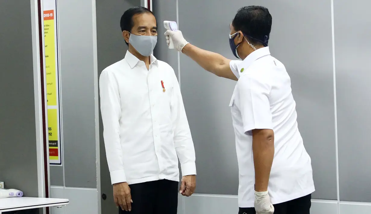 Presiden Joko Widodo diperiksa suhunya saat meninjau kesiapan penerapan prosedur standar New Normal di Stasiun MRT Bundaran HI, Jakarta, Selasa (26/5/2020). Jokowi melakukan peninjauan kesiapan penerapan prosedur standar new normal di stasiun tersebut. (Tribunnews/Irwan Rismawan/Pool)