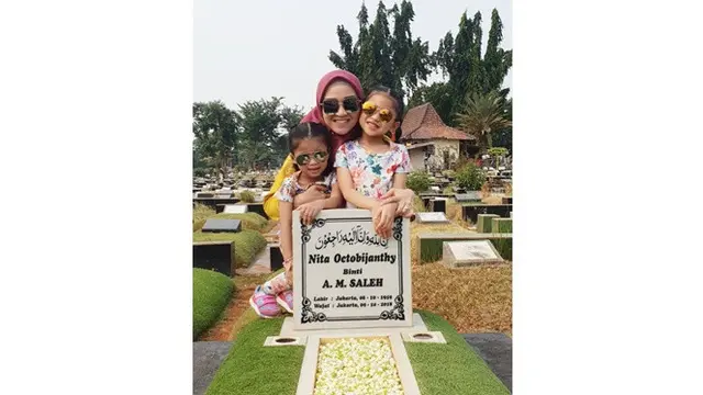 6 Momen Haru Indro Warkop Ziarah ke Makam Istri, Ucapkan Selamat Ulang Tahun