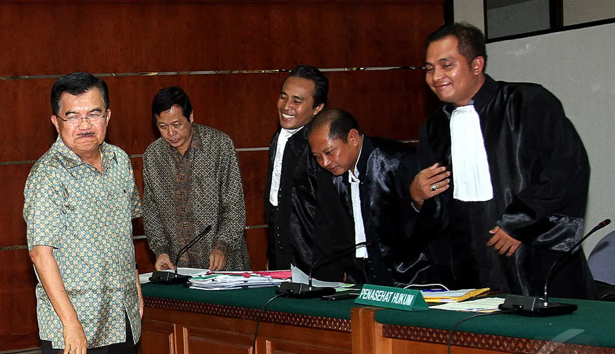 JK jadi saksi kasus penggunaan anggaran sekretariat jenderal Kemenlu pada 2004-2005 yang digelar di Pengadilan Tipikor. JK terlihat menghampiri kuasa hukum Sudjadnan Parnohadiningrat, Jakarta, Rabu (4/6/2014) (Liputan6.com/Faisal R Syam)..