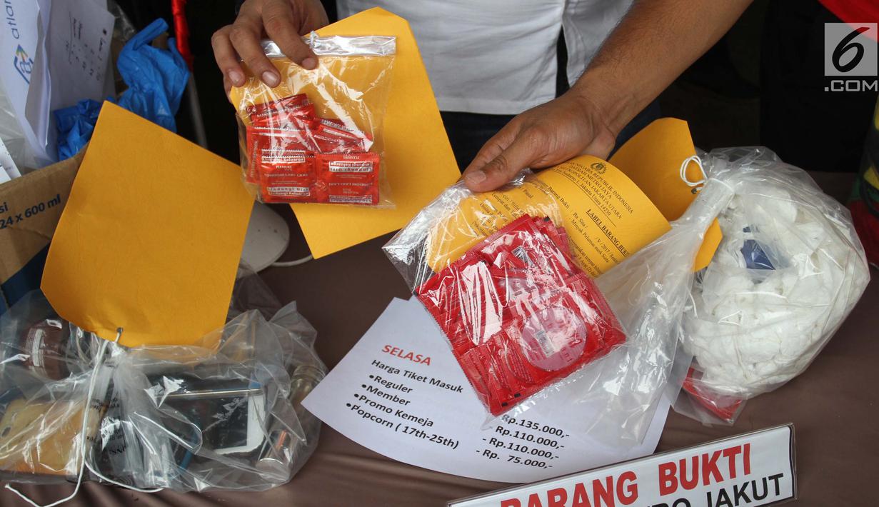 Polisi menunjukkan barang bukti hasil penggerebekan PT. Atlantis Jaya di Kelapa Gading, Mapolres Jakarta Utara, Senin (22/5). Polisi berhasil mengamankan 141 orang yang diduga melanggar UU No 4 Tahun 2008 tentang Pornografi. (Liputan6.com/Gempur M Surya)