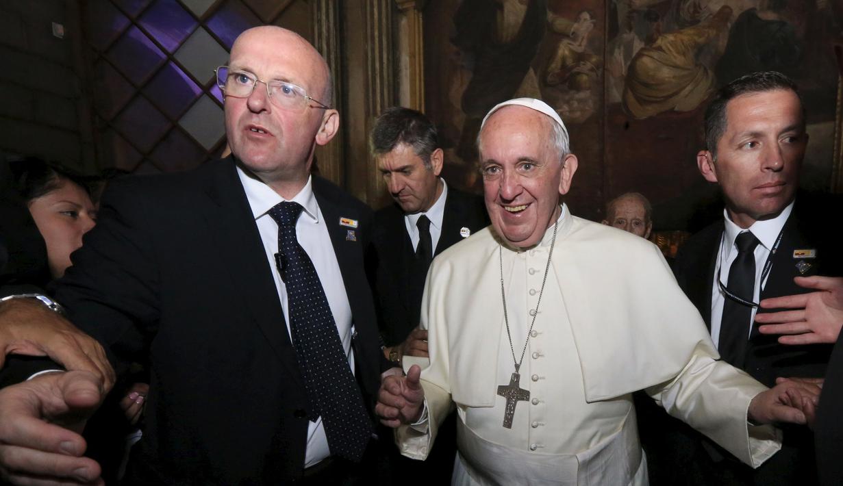 Paus Fransiskus dikawal setelah meninggalkan pertemuan dengan masyarakat sipil di Gereja San Francisco, Quito , Ekuador,(7/ 7/2015). Dalam lawatannya, ia  menyerukan bahwa melindungi bumi itu merupakan tugas dan kewajiban. (REUTERS/Guillermo Granja)