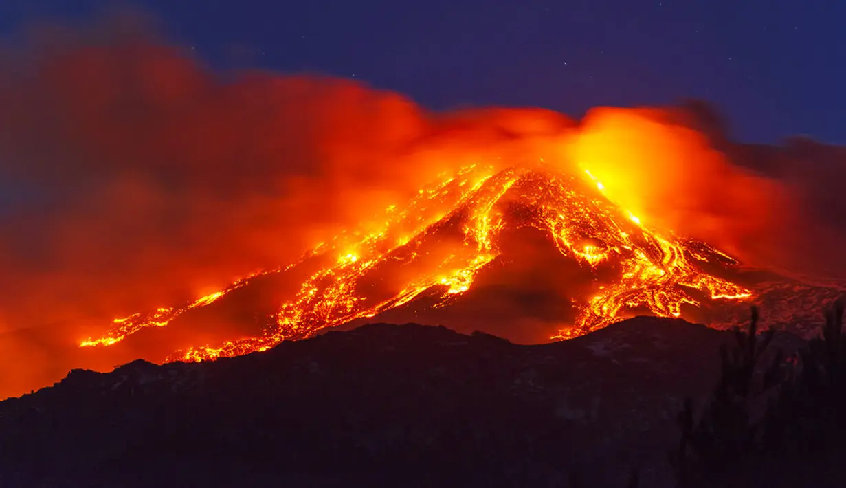 Lahar panas menyembur dari Gunung Etna dekat Catania, Sisilia, Italia, Selasa (16/2/2021). Menurut Institut Geofisika dan Vulkanologi Italia, gunung berapi paling aktif di Eropa tersebut erupsi sekitar pukul 4 sore waktu setempat. (AP Photo/Salvatore Allegra)