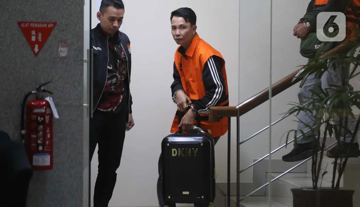 Penetapan status tersangka dan penahanan Bupati Rejang Lebong, Muhammad Fikri Thobari, berdasarkan bukti-bukti awal dan ekspose atas kasus Operasi Tangkap Tangan (OTT) KPK di wilayah Provinsi Bengkulu. Tampak dalam foto, Bupati Rejang Lebong, Muhammad Fikri Thobari, saat digiring petugas menuju mobil tahanan usai menjalani pemeriksaan di Gedung Merah Putih Komisi Pemberantasan Korupsi (KPK), Jumat (11/3/2026) dini hari WIB. (Liputan6.com/Helmi Fithriansyah)