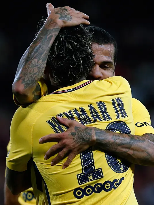Neymar mendapat pelukan dari rekan setimnya usai mencetak gol ke gawang Guingamp pada lanjutan Liga Prancis di stadion Roudourou, Minggu (13/8). Tampil perdana bersama PSG, Neymar menyumbang satu gol dan mengirimkan satu assist. (AP Photo/Kamil Zihnioglu)