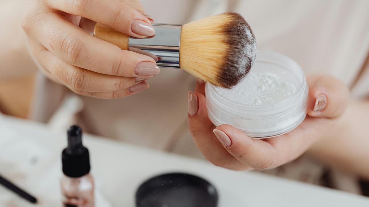 Teknik Set Makeup agar Lebih Tahan Lama Tanpa Terlihat Berat: Tips dan Trik