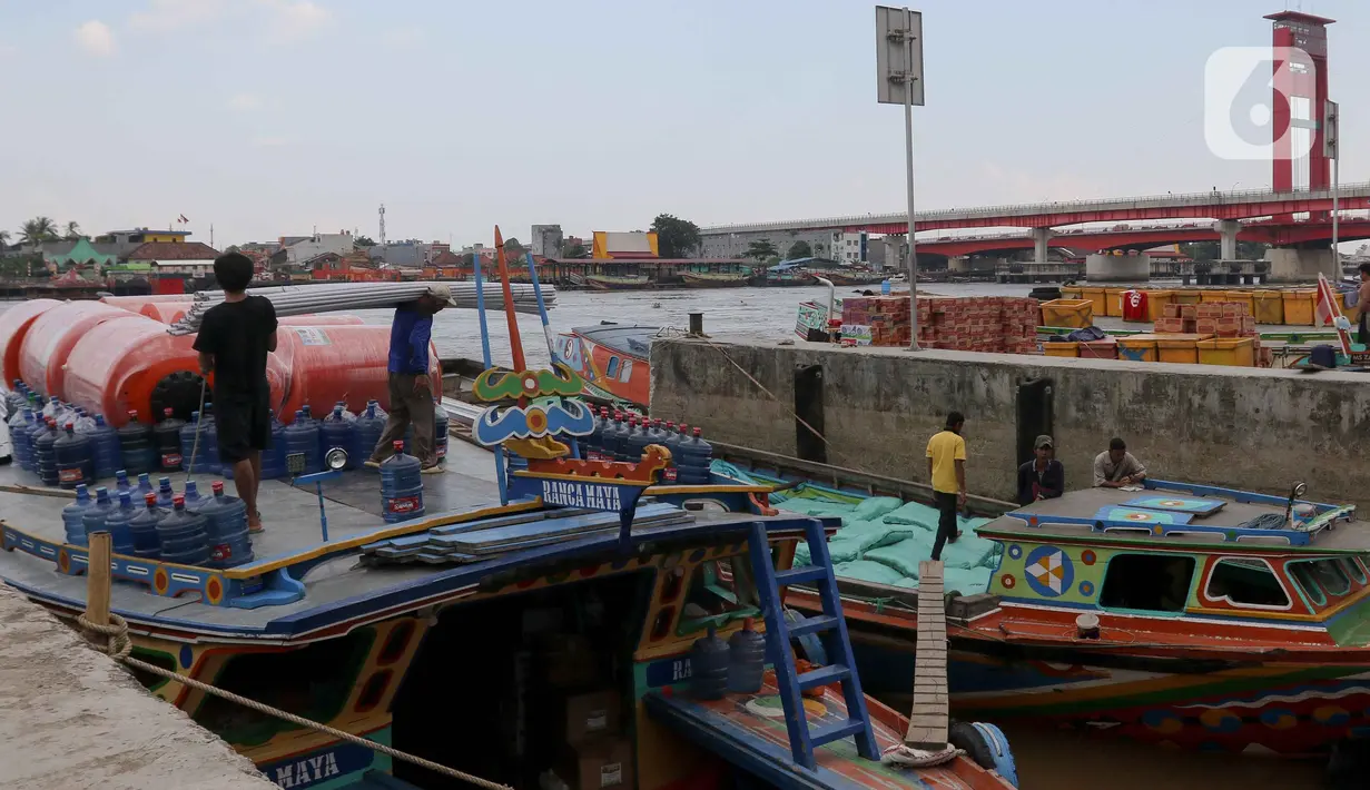 Banyak perahu kecil (ketek) dan kapal motor yang membawa penumpang serta barang-barang menuju daerah-daerah sekitar dan pedalaman yang sulit dijangkau melalui jalur darat. (Liputan6.com/Herman Zakharia)