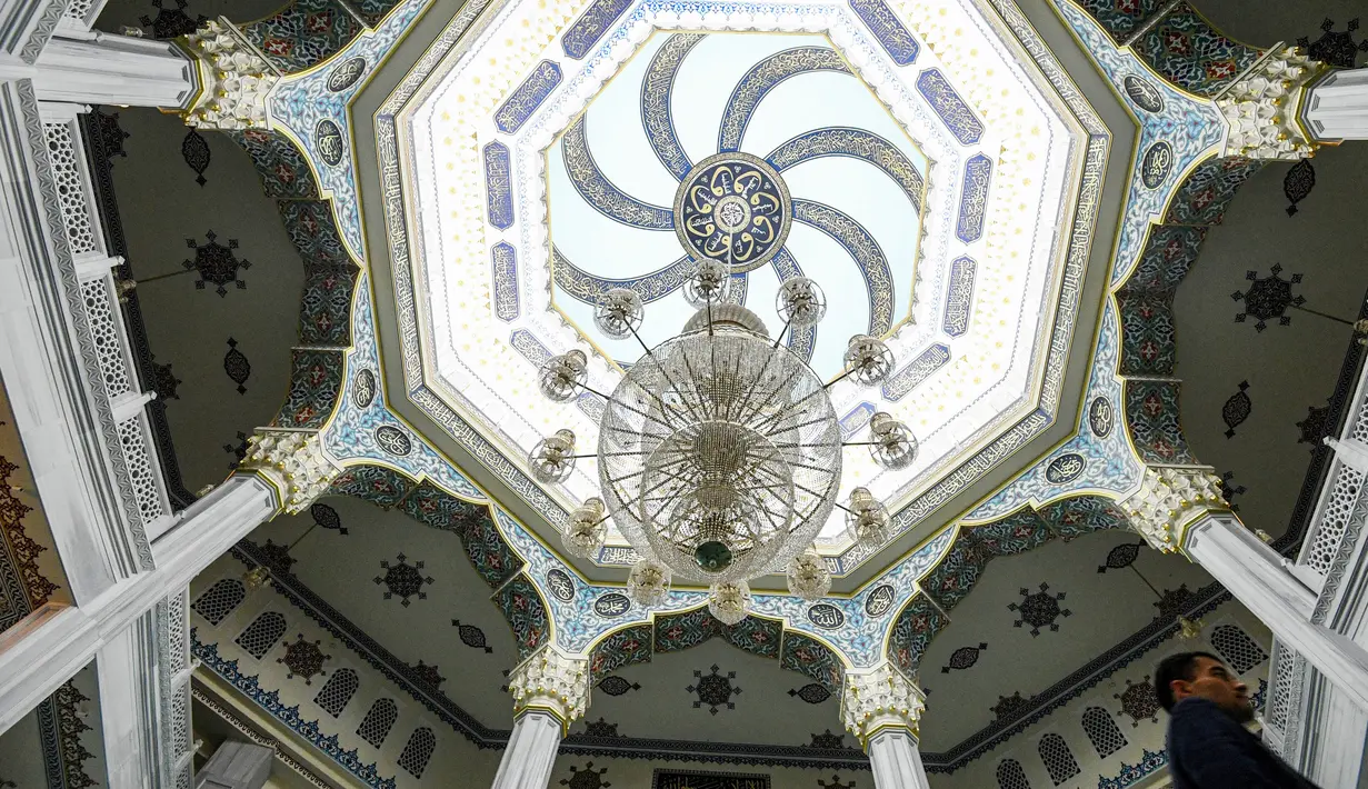 Penampakan kubah Masjid Katedral Moskow, Rusia, Kamis (23/5/2019). Masjid yang dibangun pada tahun 1904 ini selalu ramai oleh aktivitas umat muslim selama Ramadan. (Kirill KUDRYAVTSEV/AFP)