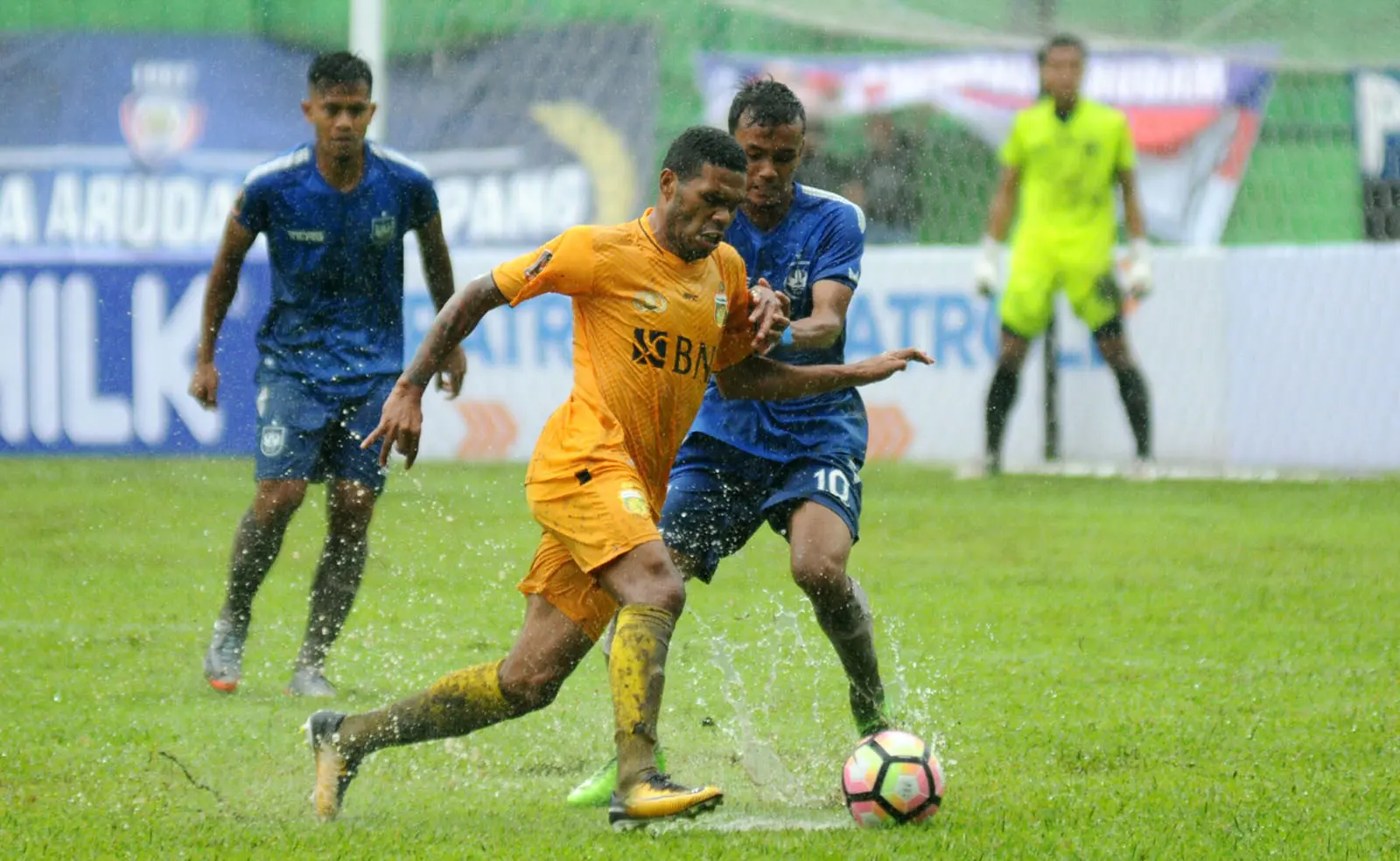Gelandang Bhayangkara FC, Vendry Mofu dikawal ketat Komar dari PSIS pada penyisihan Grup E Piala Presiden 2018 (20/1/2018). (Bola.com/Iwan Setiawan)