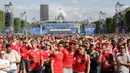Sejak awal laga Fan Zone Kota Paris sudah dipenuhi oleh mayoritas pendukung Wales, yang mendominasi dengan warna khas mereka, merah. (Bola.com/Vitalis Yogi Trisna)