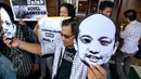 Pendukung Novel menggelar aksi sebagai dukungan terhadap Novel Baswedan serta mengecam Bareskrim Polri atas penangkapan dan penahanan Novel Baswedan di PN Jakarta Selatan, Jumat (29/5/2015). (Liputan6.com/Yoppy Renato)