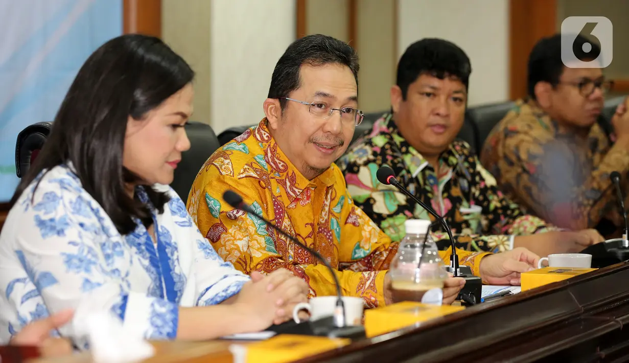 Direktur Kepesertaan BPJamsostek, E. Ilyas Lubis memberi keterangan pers terkait kerja sama BPJamsostek dengan PT Airy Nest Indonesia di Jakarta, Rabu (11/12/2019). BPJamsostek selama ini telah memberikan jaminan kepada anggota yaitu JKK,  JHT, JP, dan JKM. (Liputan6.com/Fery Pradolo)