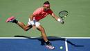 Petenis Spanyol, Rafael Nadal, mengembalikan bola saat bertanding melawan petenis Ukraina, Alexandr Dolgopolov, pada turnamen AS Terbuka 2017 di New York, Senin (4/9/2017). Nadal menang 6-2, 6-4, 6-1 atas Alexandr Dolgopolov. (AP/Jason Decrow)