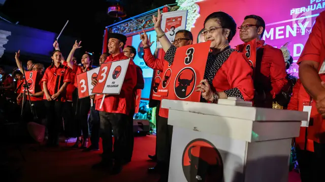 Megawati Sukarnoputri Salam Tiga Jari