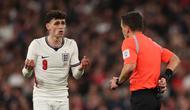 Pemain Timnas Inggris, Phil Foden, memprotes wasit dalam pertandingan persahabatan internasional melawan Jepang di Wembley Stadium, Rabu (1/4/2026) dini hari WIB. (Adrian Dennis / AFP)