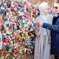 Pandangan pertama pada pesta pernikahan temanya. April 2013, Poppy Bunga bertemu pertama kali dengan lelaki yang kini menjadi suaminya, Mohammad Fattah Riphat. (dok. Pribadi/Bintang.com)