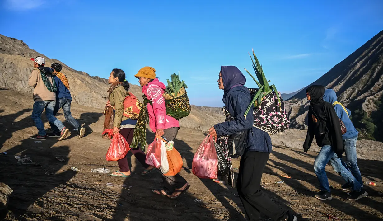 Masyarakat akan menggelar sesembahan berupa sesaji kepada Sang Hyang Widhi, sebagai manifestasi dari Batara Brahma. (Photo by Juni Kriswanto / AFP)
