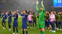 Kiper PSG, Gianluigi Donnarumma, dan rekan setimnya bertepuk tangan kepada para penggemar di akhir pertandingan leg kedua perempat final Liga Champions antara Aston Villa dan Paris Saint-Germain di stadion Villa Park, Birmingham, Inggris, Rabu dini hari WIB (16-4-2025). (Foto AP/Frank Augstein)
