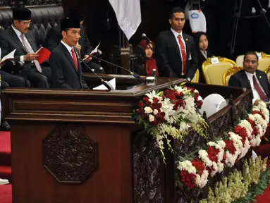 Presiden Joko Widodo memyampaikan Pidato saat sidang tahunan MPR RI, DPR RI dan DPD RI tahun 2016 di Kompleks Parlemen, Jakarta, Selasa (16/8). Sidang tersebut beragendakan penyampaian pidato kenegaraan Presiden Joko Widodo. (Liputan6.com/Johan Tallo)