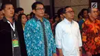 Ketua MPR Zulkfli Hasan, Ketua Bidang Pemuda Agama Konghucu Indonesia Budi Suniarto dan Ketum Matakin Uung Sendana Linggaraja saat menghadiri Kongres Nasional Pemuda Agama Khonghucu Indonesia (PAKIN) di Jakarta, Selasa (11/9). (Liputan6.com/Johan Tallo)