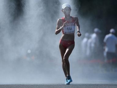 Atlet Tiongkok,  Lu Xiuzhi, saat berlomba di final nomor jalan cepat 20km putri Kejuaraan Dunia Atletik 2015 di Stadion Nasional, Beijing, Tiongkok. (28/8/2015). (AFP Photo/Wang Zhao)