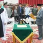 Gubernur Riau Syamsuar saat mengambil sumpah dan jabatan dalam pelantikan Bupati Kuansing Suhardiman Amby. (Liputan6.com/Mediacenteriau)