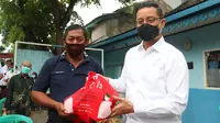 Menteri Sosial Juliari P. Batubara menyalurkan langsung Bantuan Sosial Sembako (BSS) ke warga di tiga titik di wilayah DKI Jakarta.