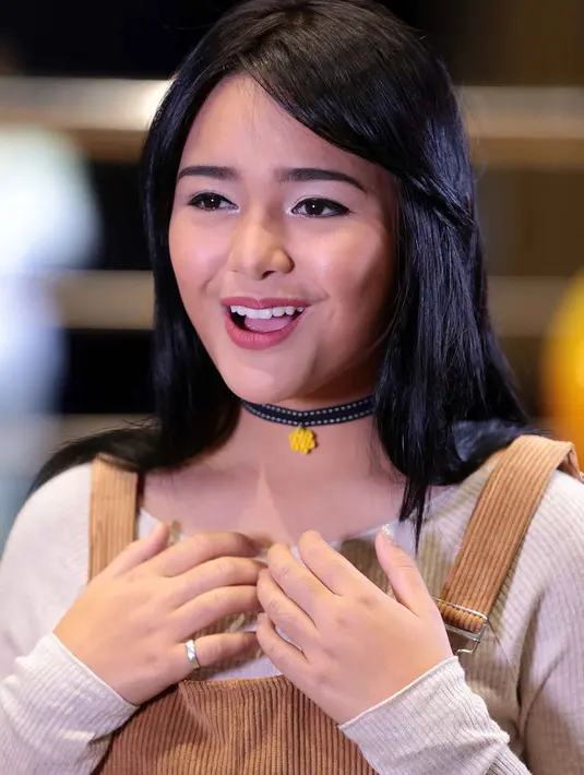 "Kalau bisa jalani keduanya sekaligus kenapa nggak. Tergantung callingan stripingnya saja dan bisa diatur kan waktunya," ungkap Amanda Manopo, di sela-sela syuting video klip. (Deki Prayoga/Bintang.com)