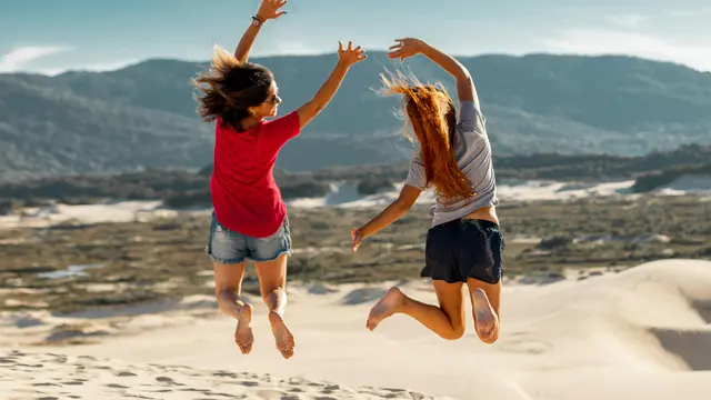 Best friends//copyright pexels/Yuri Manei