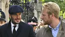 Mantan pesepakbola Inggris David Beckham meninggalkan Westminster Hall setelah memberikan penghormatan kepada peti mati Ratu Elizabeth II, di Istana Westminster, di London, Jumat (16/9/2022). David Beckham rela mengantre selama kurang lebih 12 jam untuk memberi penghormatan terakhirnya kepada mendiang Ratu Elizabeth II. (Photo by Louisa Gouliamaki / AFP)