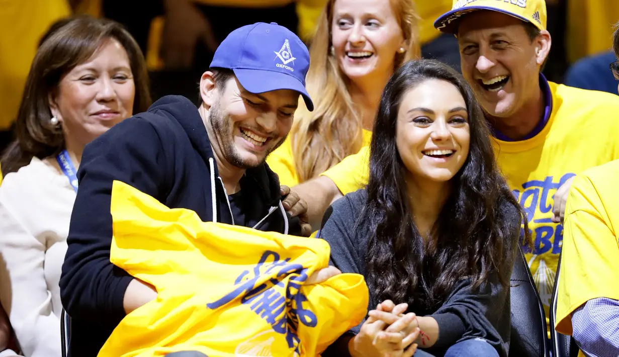 Istri Ashton Kutcher ini mengakui secara blak-blakan tentang harga cincin yang dibelinya. Ya, untuk ukuran bintang Hollywood besar  dan terkenal sepertinya memang hal yang sangat aneh membeli cincin yang harganya murah. (AFP/Bintang.com)