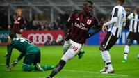 Striker AC Milan, M'Baye Niang, merayakan gol ke gawang Udinese pada laga Serie A, di Giuseppe Meazza, Milan, Minggu (7/2/2016) malam WIB. (AFP/Olivier Morin)