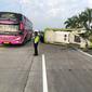 Sebuah bus mengalami kecelakaan maut terjadi di KM 712+400 jalur A Tol Surabaya - Mojokerto. (Dian Kurniawan/Liputan6.com)