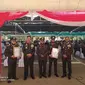 Foto: Kapolda NTT Irjen Pol Hamidin dan Wakapolda Brigjen Pol Johannes Asadoma pose bersama polisi teladan peraih penghargaan dari Kapolri (Liputan6.com/Ola Keda)