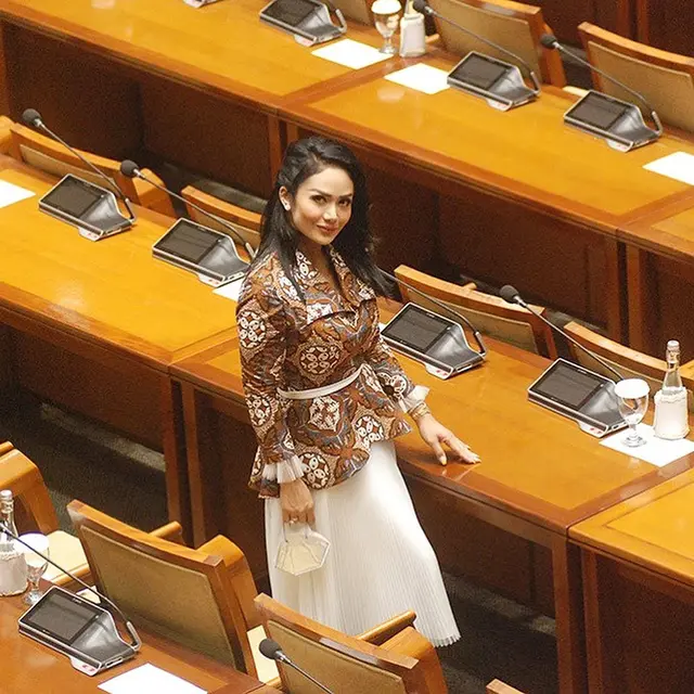 7 Gaya Busana Krisdayanti saat Pakai Batik, Tetap Elegan