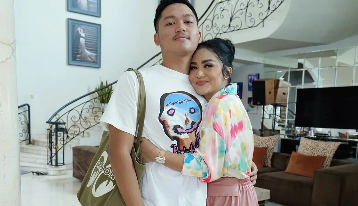 <p>Krisdayanti pun mendoakan Azriel Hermansyah agar ibadah umrahnya berjalan dengan lancar. (Foto: Instagram/ krisdayantilemos)</p>