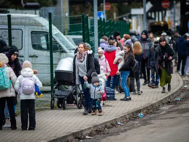 Warga Ukraina melintasi perbatasan Slovakia-Ukraina di Ubla, Slovakia timur, dekat dengan kota Ukraina Welykyj Beresnyj (25/2/2022). Invasi Rusia ke Ukraina membuat warga mulai melarikan diri dari konflik di negara mereka satu hari setelah Rusia melancarkan serangan militer. (AFP/Peter Lazar)