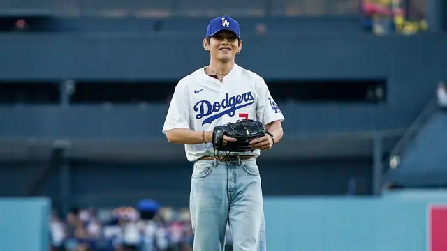 Gaya Charming V BTS Lempar First Pitch LA Dodgers Kenakan Jersey Nomor 7. [@dodgers]
