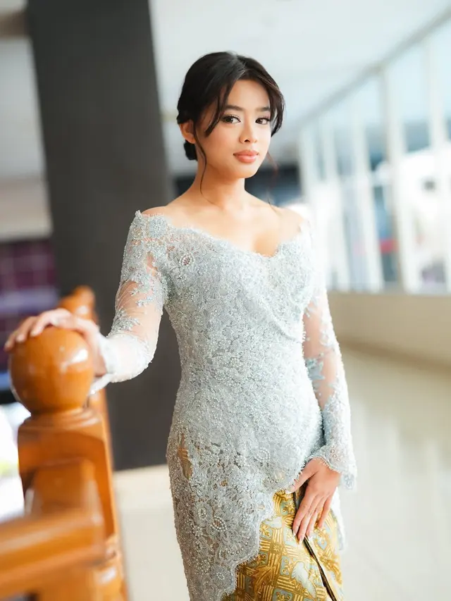 Aqeela Calista Resmi Lulus SMA pakai kebaya baby blue. [@dimassinggih]