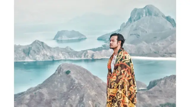 6 Gaya Liburan Dwi Sasono di Labuan Bajo, Seru Bareng Keluarga