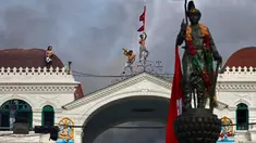 Para demonstran terlihat di atap Singha Durbar, gedung administratif utama pemerintah Nepal, di Kathmandu pada 9 September 2025. (Prabin RANABHAT/AFP)