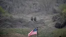 Tentara Korea Selatan berjaga-jaga selama latihan gabungan tentara AS-Korsel di persimpangan sungai dekat zona demiliterisasi yang memisahkan antara Korsel dan Korut di Incheon (8/4). (REUTERS/Kim Hong-Ji)
