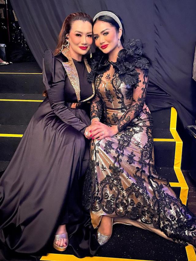 7 Potret Krisdayanti di Konser Bahhagia Anniversary Pertama Atta Aurel, Memesona