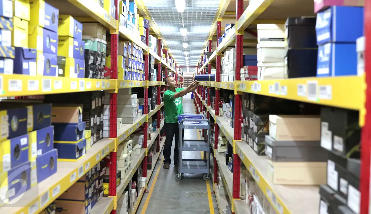 Pekerja tengah memilih barang di gudang Mataharimall.com di Jakarta, Rabu (20/1/2016). Pemerintah melalui Kementerian Koordinator Bidang Perekonomian akhirnya menetapkan perihal road map e-Commerce. (Liputan6.com/Angga Yuniar)