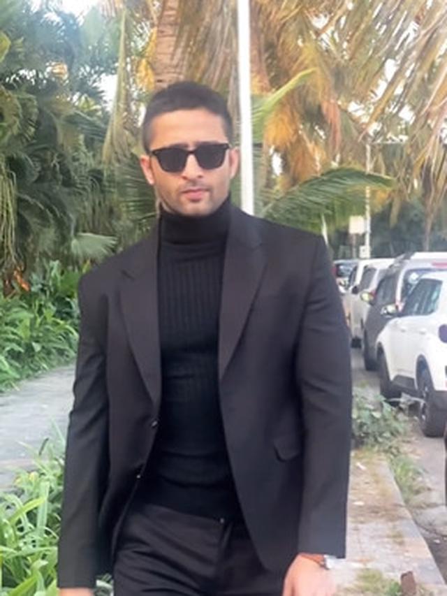 6 Potret Terbaru Shaheer Sheikh dengan Rambut Cepak, Bikin Pangling