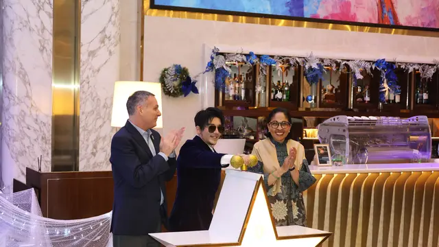 Tex Saverio Hadirkan Pohon Natal Couture yang Mewah di InterContinental Jakarta Pondok Indah