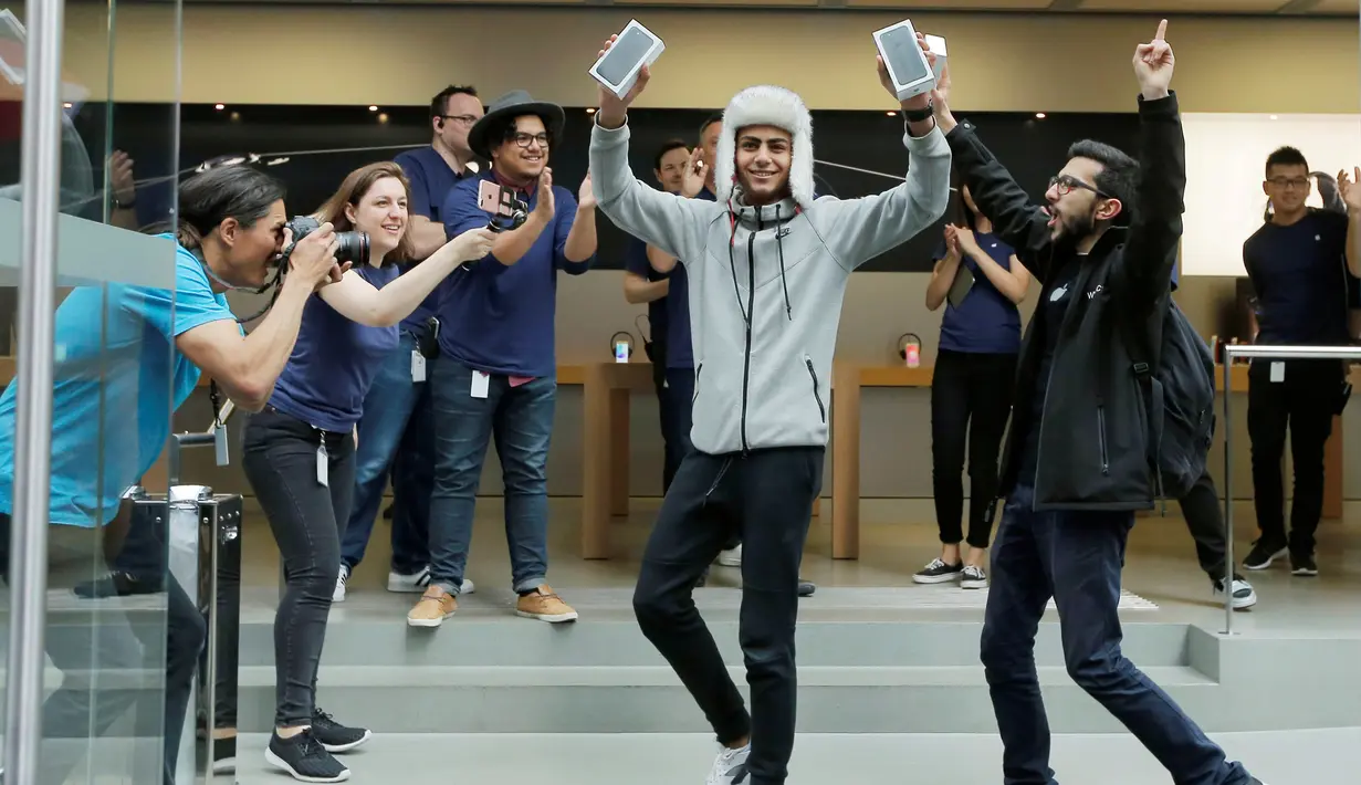 Mahasiswa Sydney menjadi salah satu pelanggan pertama di Sydney, Jumat (16/9). Pembeli iPhone7 hari ini menjadi bagian dari pembeli pertama di seluruh dunia. (REUTERS / Jason Reed)